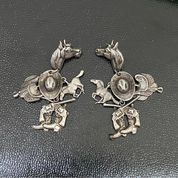 Unique Vintage Pewter Western Horse Saddle Cowboy Hat Boots Gun Charms Earrings - Picture 4 of 11
